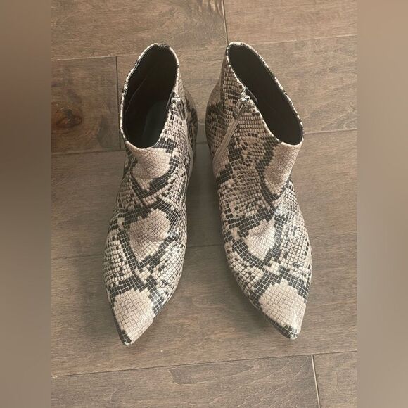 Marc Fisher Black and Tan snakeskin boots - Women’s 8.5 - Picture 2 of 7